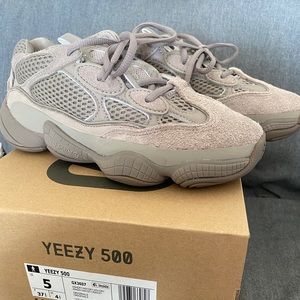 Yeezy 500 ash gray size 5 worn once!